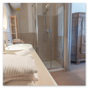 Dettagli di arredo raffinati in un serviced apartment a Genova.