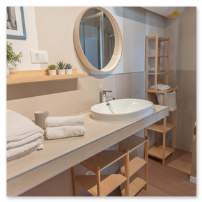 Dettagli di arredo raffinati in un serviced apartment a Genova.