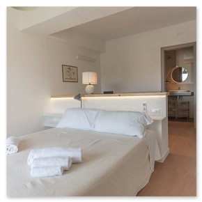 Dettagli di arredo raffinati in un serviced apartment a Genova.