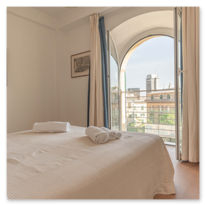 Dettagli di arredo raffinati in un serviced apartment a Genova.