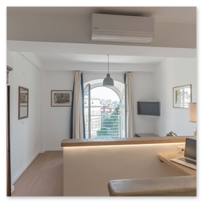 Dettagli di arredo raffinati in un serviced apartment a Genova.