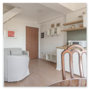 Dettagli di arredo raffinati in un serviced apartment a Genova.
