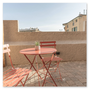 Dettagli di arredo raffinati in un serviced apartment a Genova.