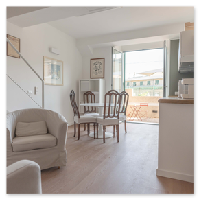 Dettagli di arredo raffinati in un serviced apartment a Genova.