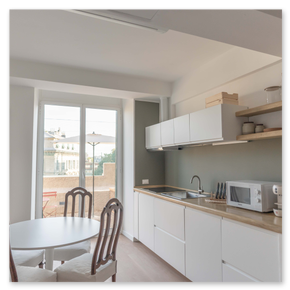 Dettagli di arredo raffinati in un serviced apartment a Genova.