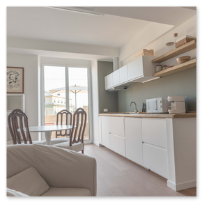 Dettagli di arredo raffinati in un serviced apartment a Genova.