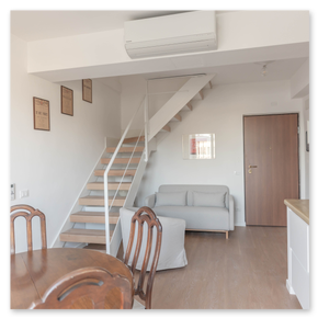 Dettagli di arredo raffinati in un serviced apartment a Genova.