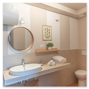 Dettagli di arredo raffinati in un serviced apartment a Genova.