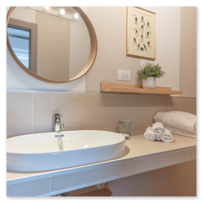 Dettagli di arredo raffinati in un serviced apartment a Genova.