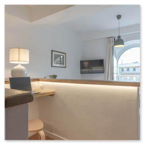 Dettagli di arredo raffinati in un serviced apartment a Genova.