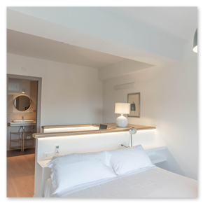 Dettagli di arredo raffinati in un serviced apartment a Genova.