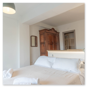 Dettagli di arredo raffinati in un serviced apartment a Genova.