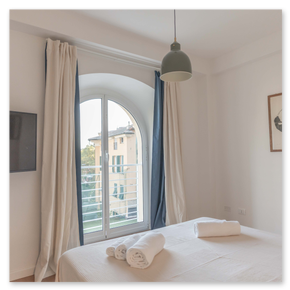 Dettagli di arredo raffinati in un serviced apartment a Genova.