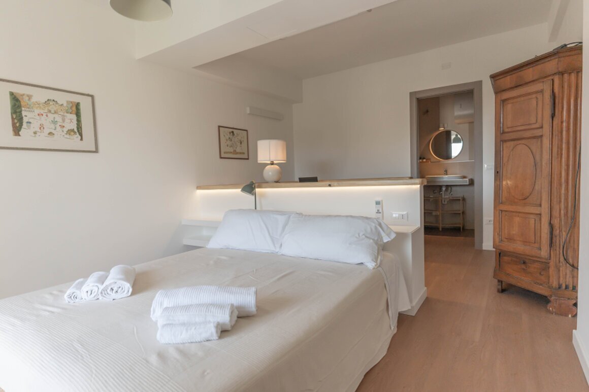 Zona giorno ampia e luminosa pensata per famiglie in appartamento vacanze.