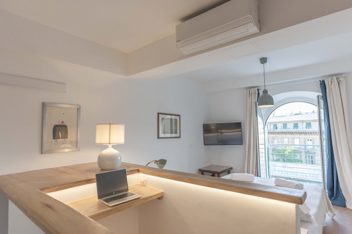Zona giorno ampia e luminosa pensata per famiglie in appartamento vacanze.